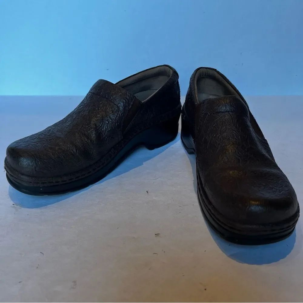 Klogs Women's Brown Embossed Leather Clogs Size 8.5M Look new!